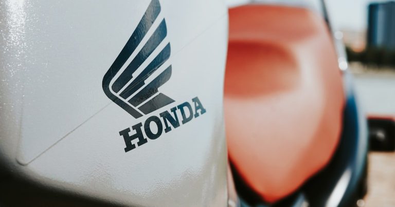 What Type of Oil for a Honda Lawn Mower: Engine Protection Decoded